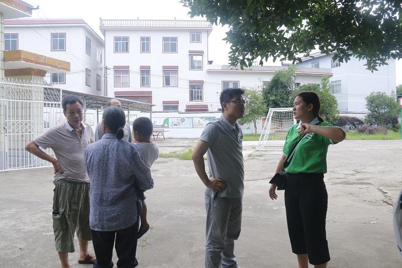 实践团队了解当地建设情况（二）